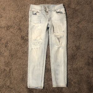 American Eagle light denim distressed boy crop